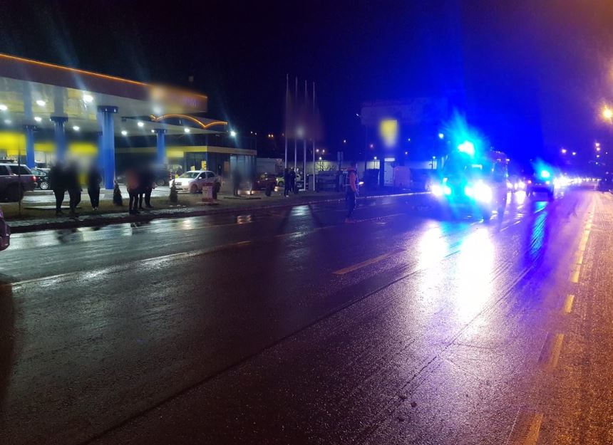 O femeie care traversa strada ILEGAL