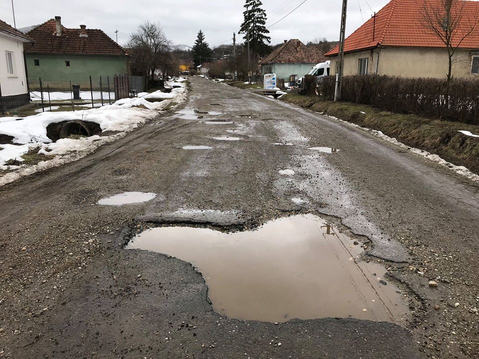 Drumuri județene cu gropi. Foto: Arhivă.