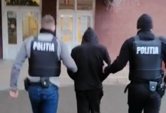 Un turdean a furat din două case și o firmă telefoane și bani. Polițiștii l-au reținut. VIDEO