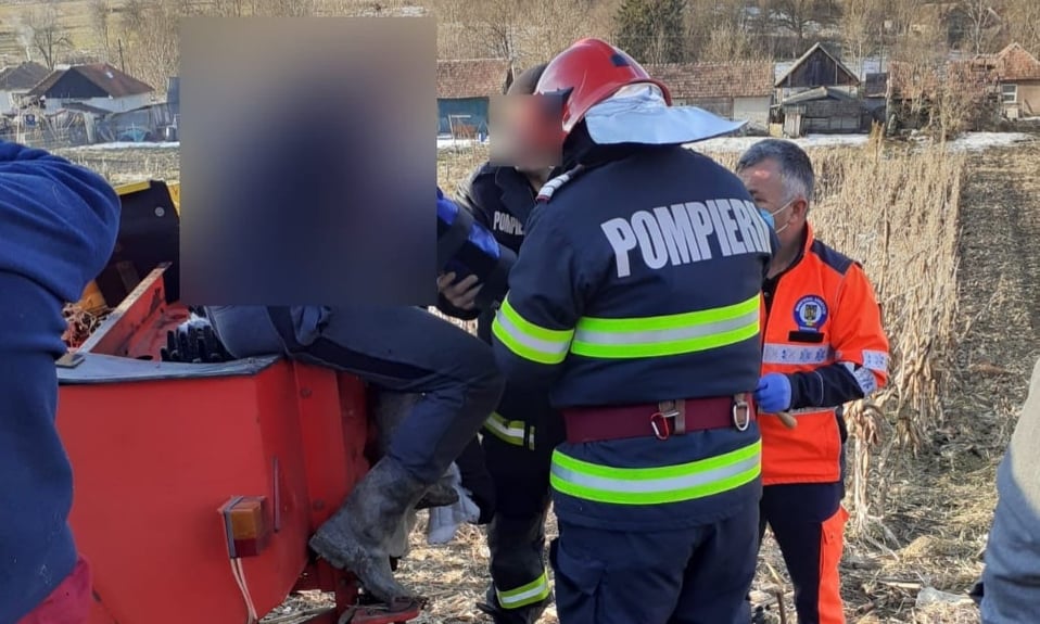 Bărbat ajuns la spital după ce și-a prins brațul într-un utilaj agricol.