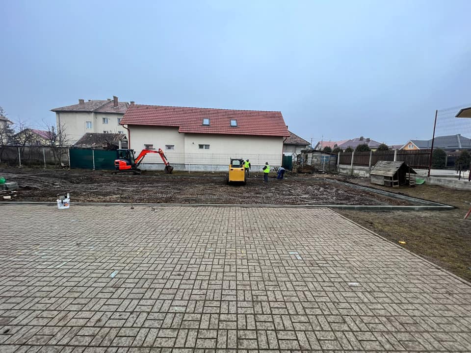 Curtea grădiniței de pe strada Horea din comuna Florești a intrat în reabilitare.