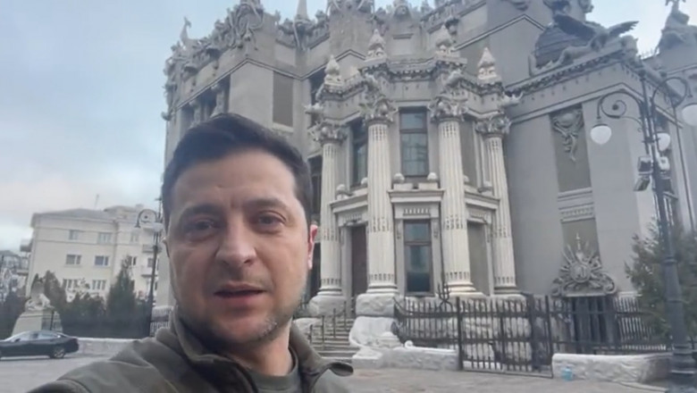 Preşedintele Zelenski îi îndeamnă pe ucraineni să nu depună armele şi să apere Kievul: „Sunt aici. Nu vom depune armele şi ne vom apăra ţara”