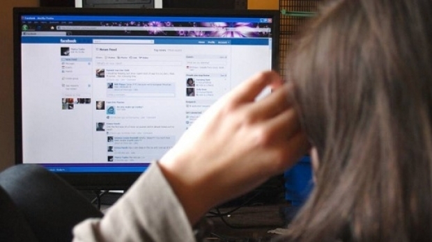 Un clujean și-a amenințat fosta soție că va afișa poze indecente cu ea în școala unde învață fetele lor