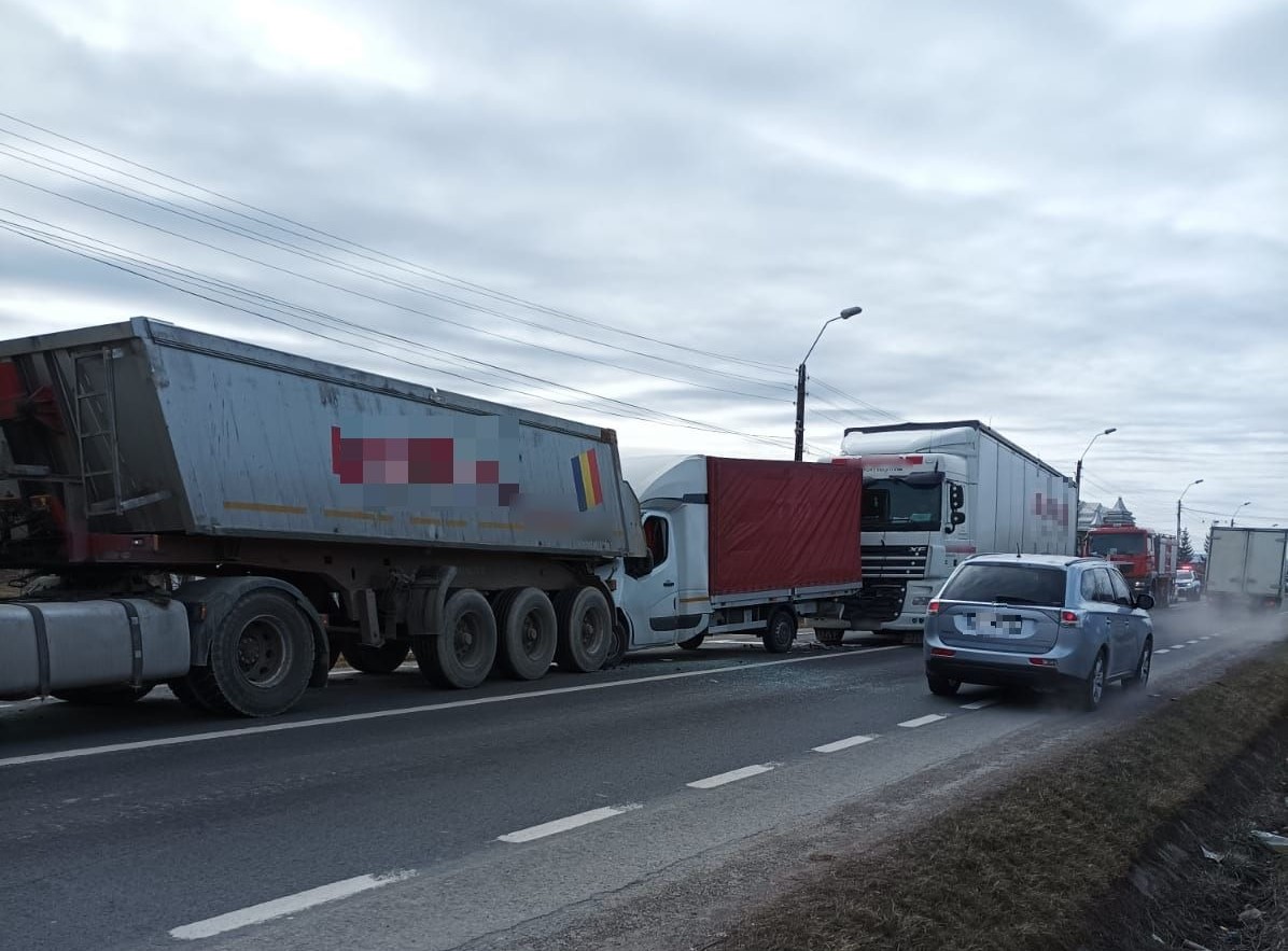Două TIR-uri și o camionetă