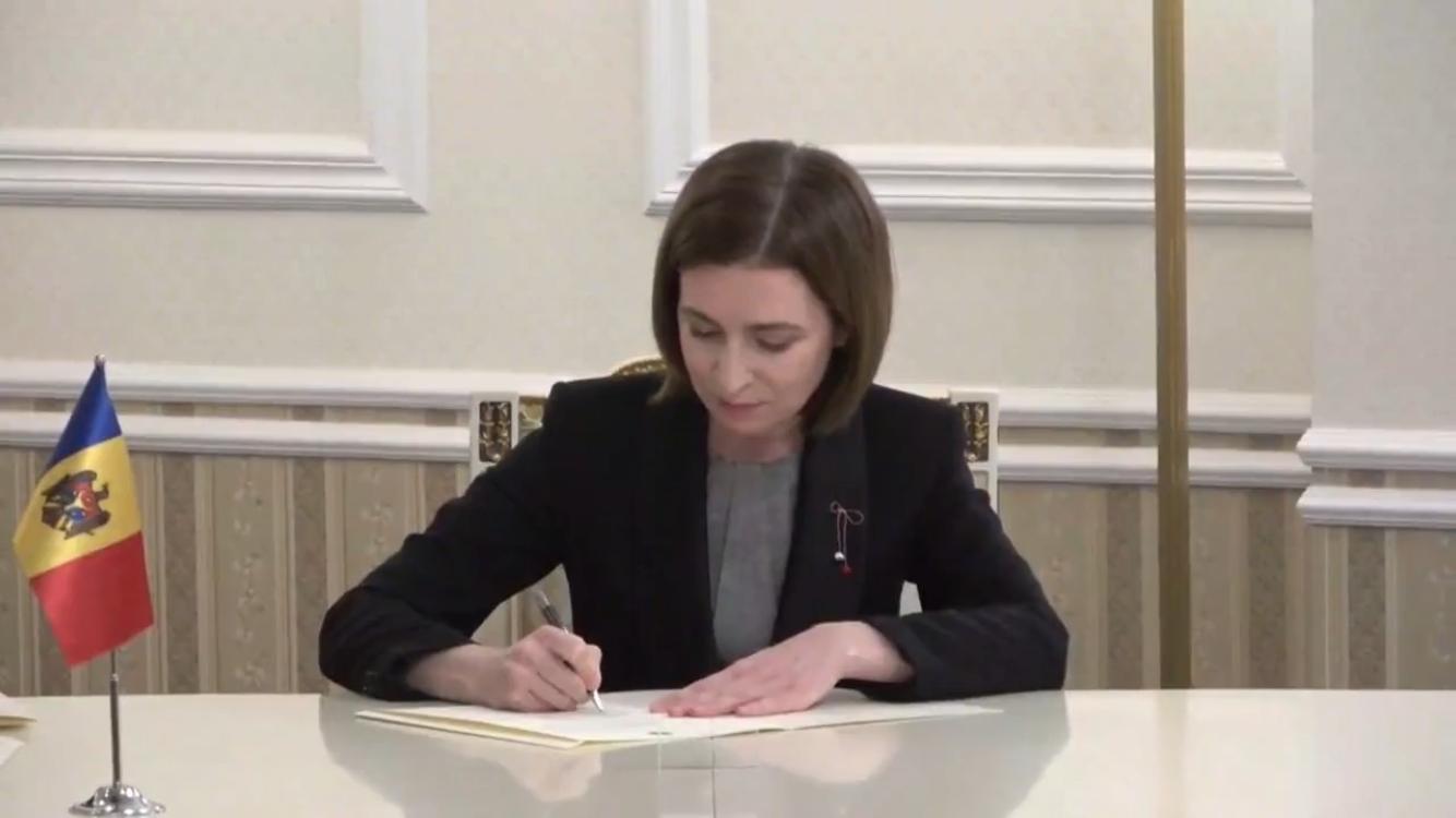 Maia Sandu semnând cererea de aderare la UE