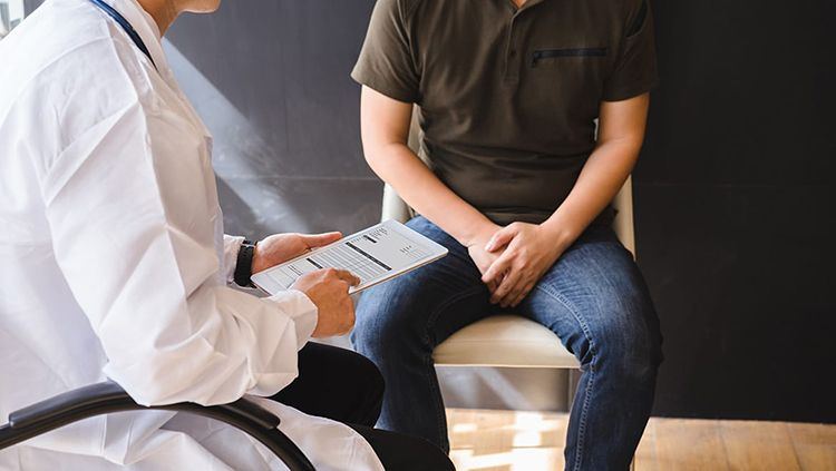 Simptomul care indică un posibil cancer la bărbați. Consulă medicul de urgență