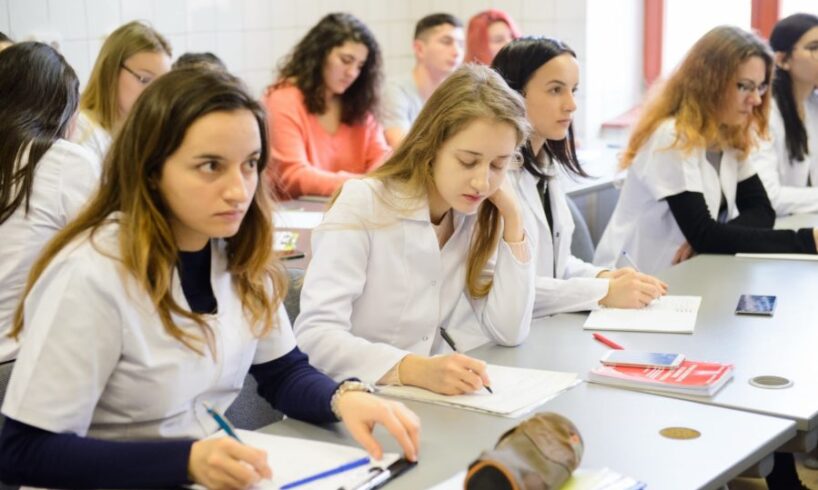 Universitățile ar putea continua cursurile online!