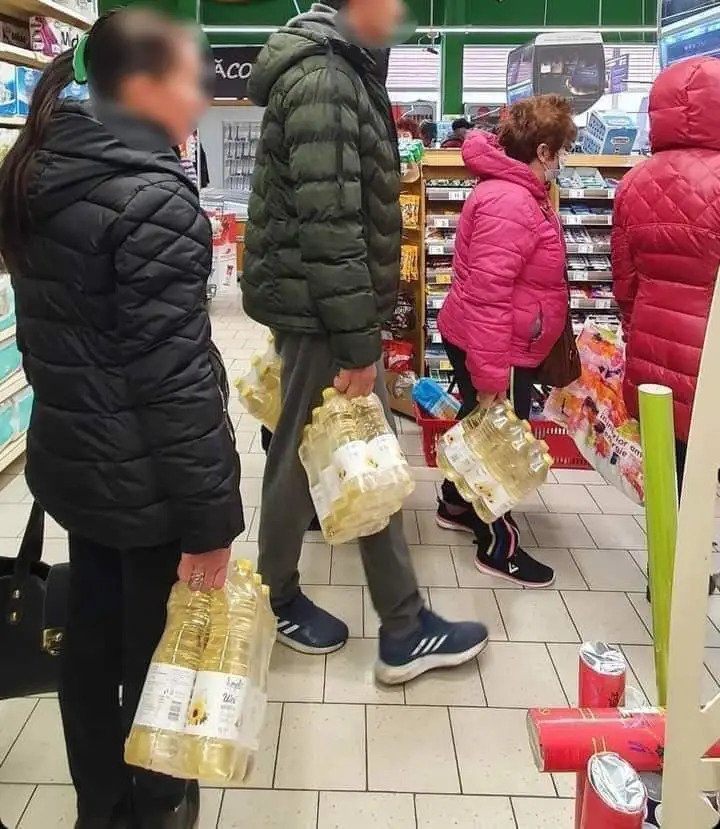 Autoritățile îndeamnă la calm după ce românii au golit magazinele de ulei
