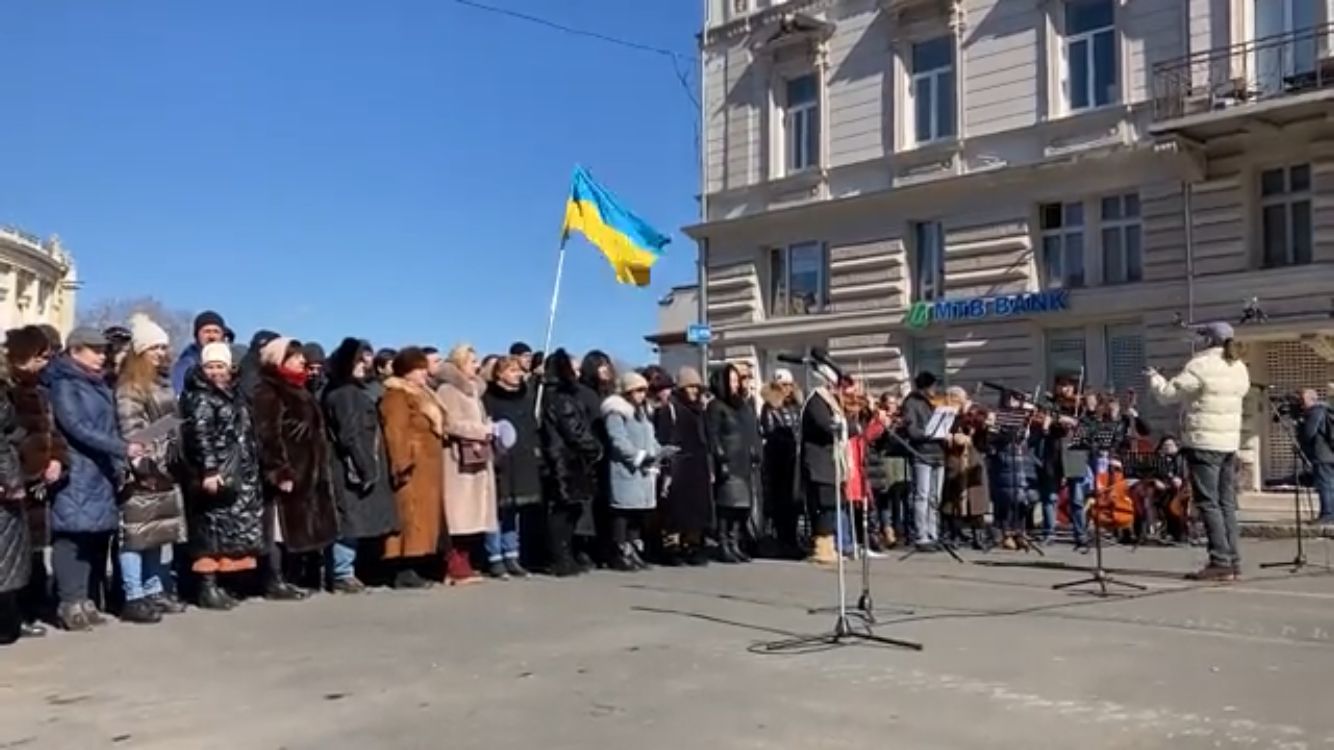 Opera din Odesa interpretează în stradă Corul Robilor din Nabucco