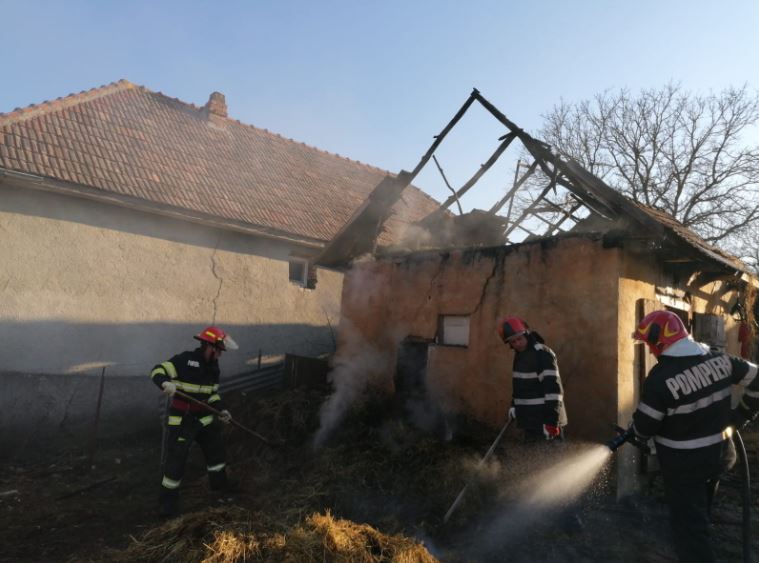 Incendiu la o casă din Aluniș