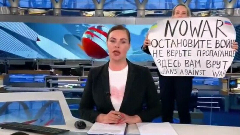 O jurnalistă din Rusia a intrat în emisie în direct cu un mesaj împotriva războiului. Tânăra a fost arestată. VIDEO