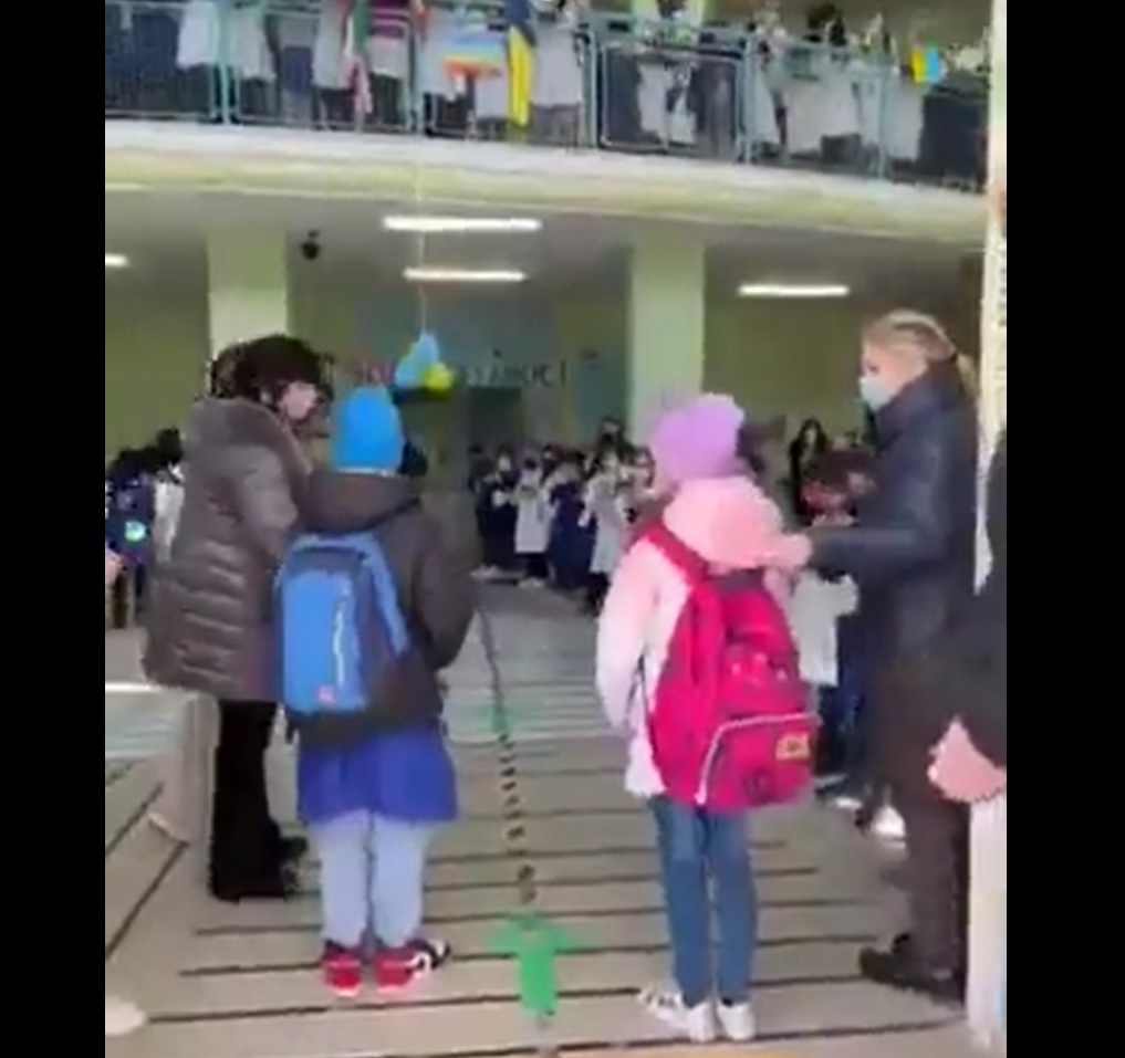 EMOȚIONANT. Cum au fost primiți doi copii ucraineni în prima zi la o școală din Italia - VIDEO