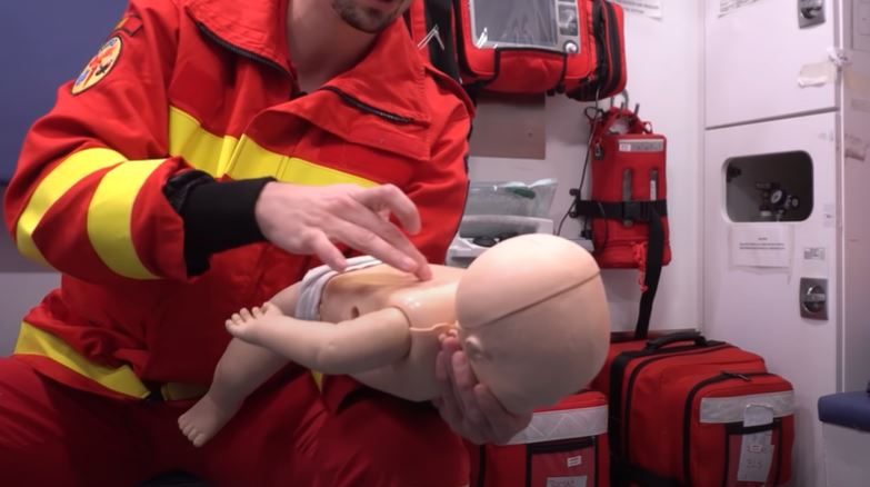 Ce să faci când un copil nu mai respiră? / Sursă foto: captură ecran Paul Oargă