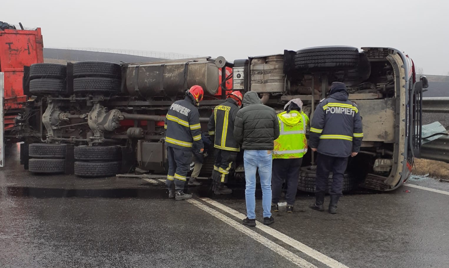 Camion răsturant pe A3