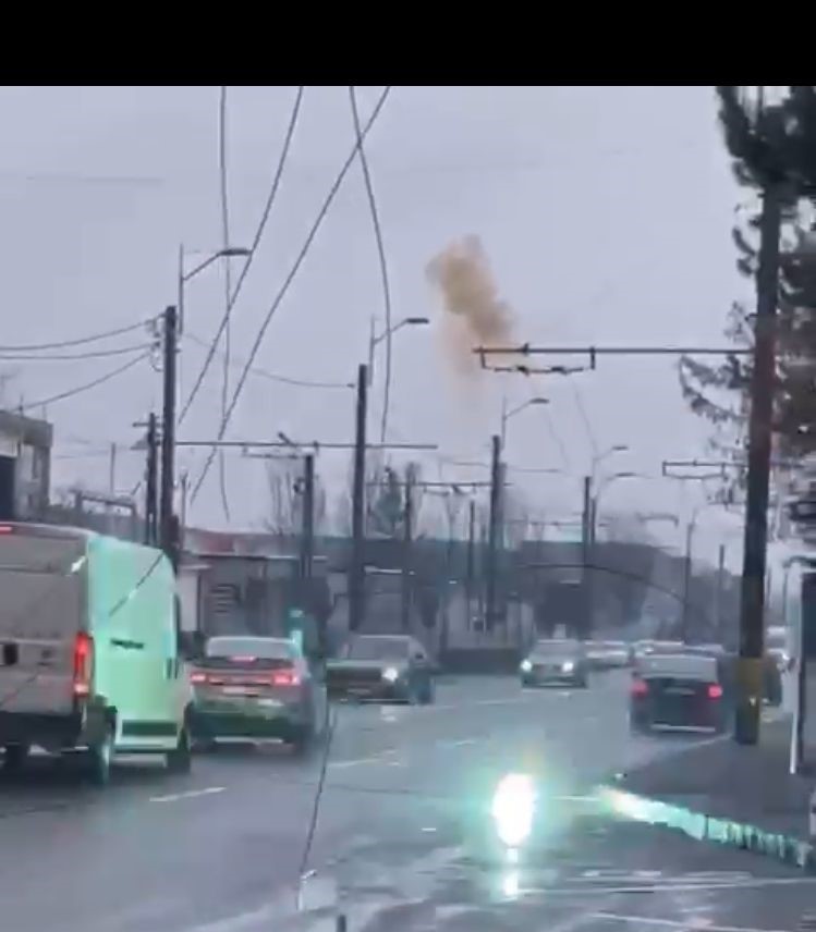 Cablurile de troleibuz au cedat în zona Aeroportului și au fost la un pas să provoace un accident