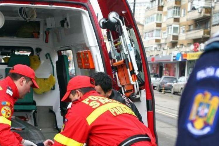 O femeie a murit după ce a fost lovită de o mașină de salubritate.
