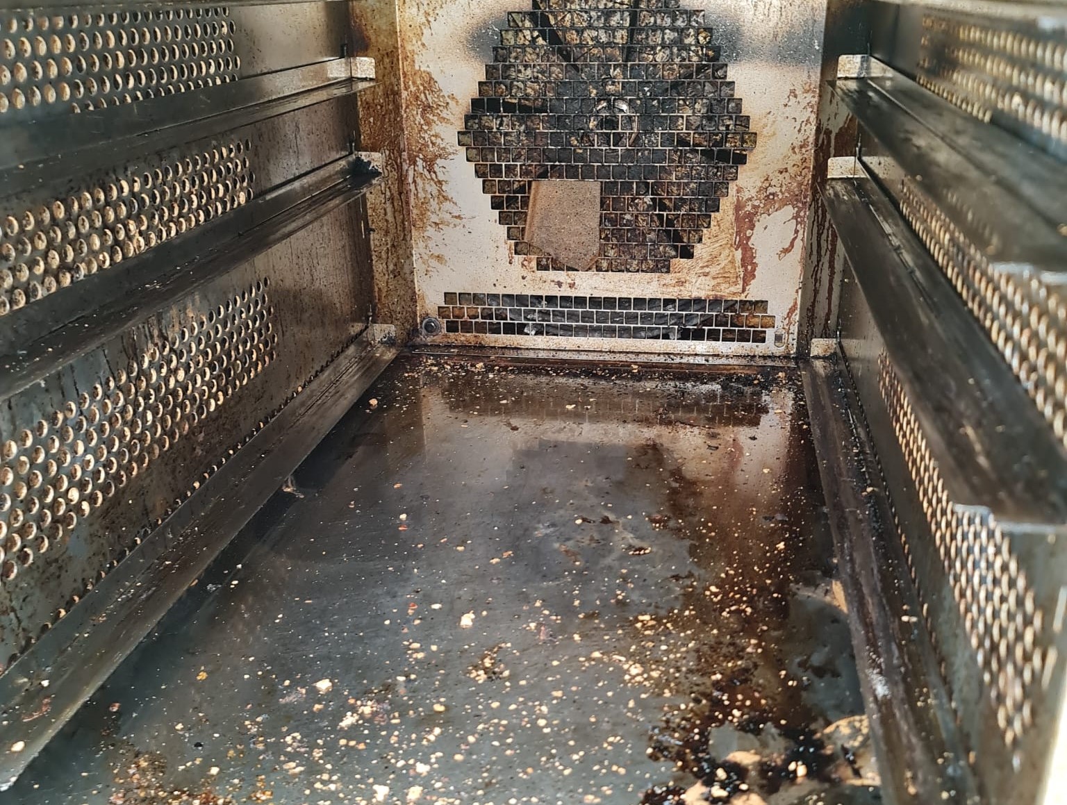 Produse expirate și spații de depozitare insalubre