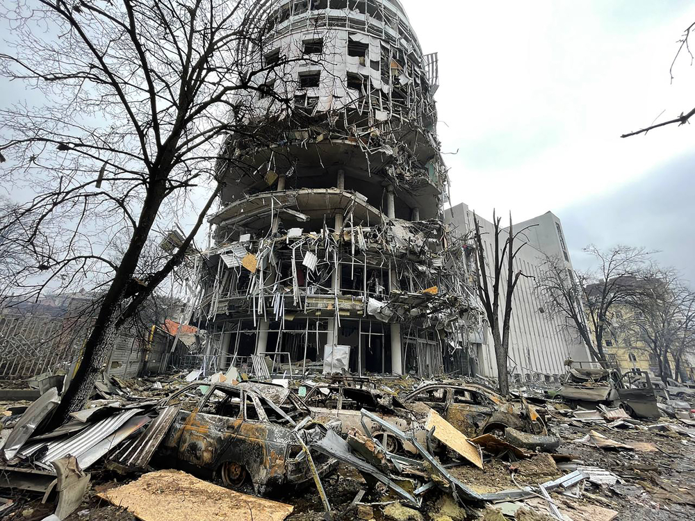 Clădiri distruse pe străzile din Harkov
