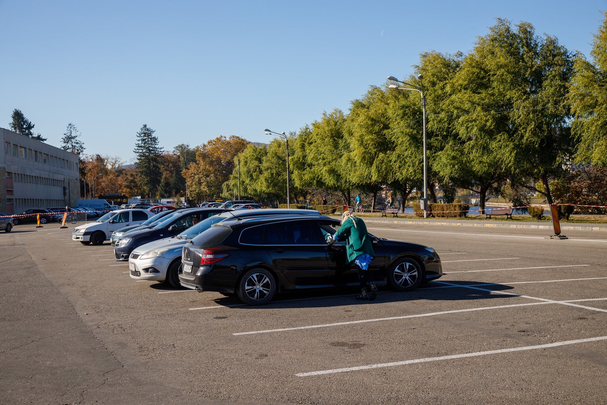 Platoul Sălii Sporturilor scapă de mașini pentru a face loc unei piațete moderne