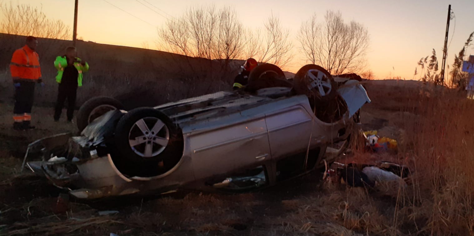 Accident cu o mașină răsturnată pe câmp