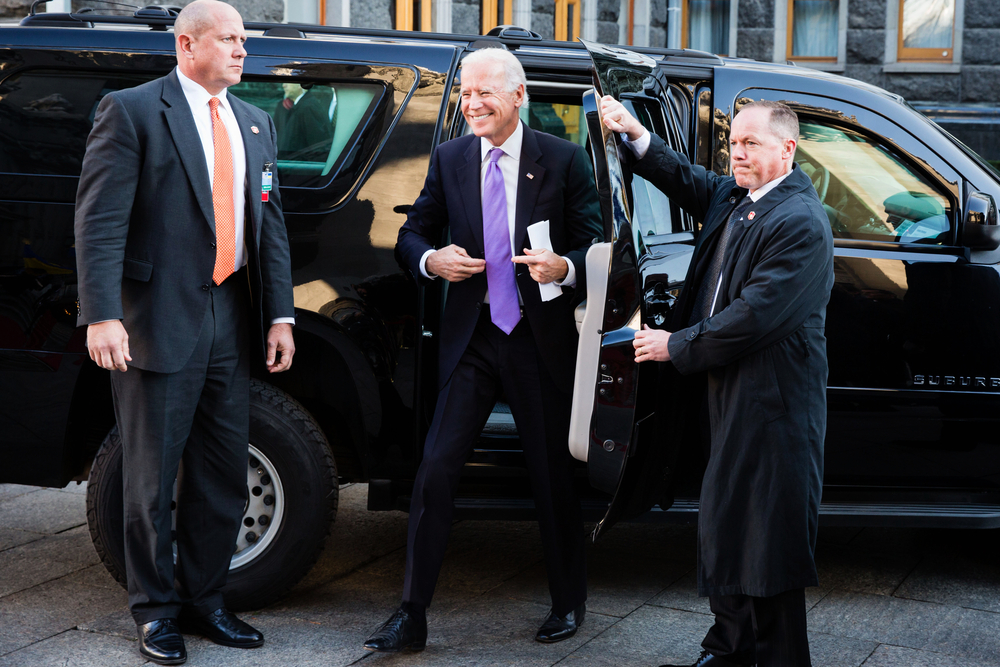 Joe Biden ieșind din mașină. Sursă Foto: Depositphotos.com