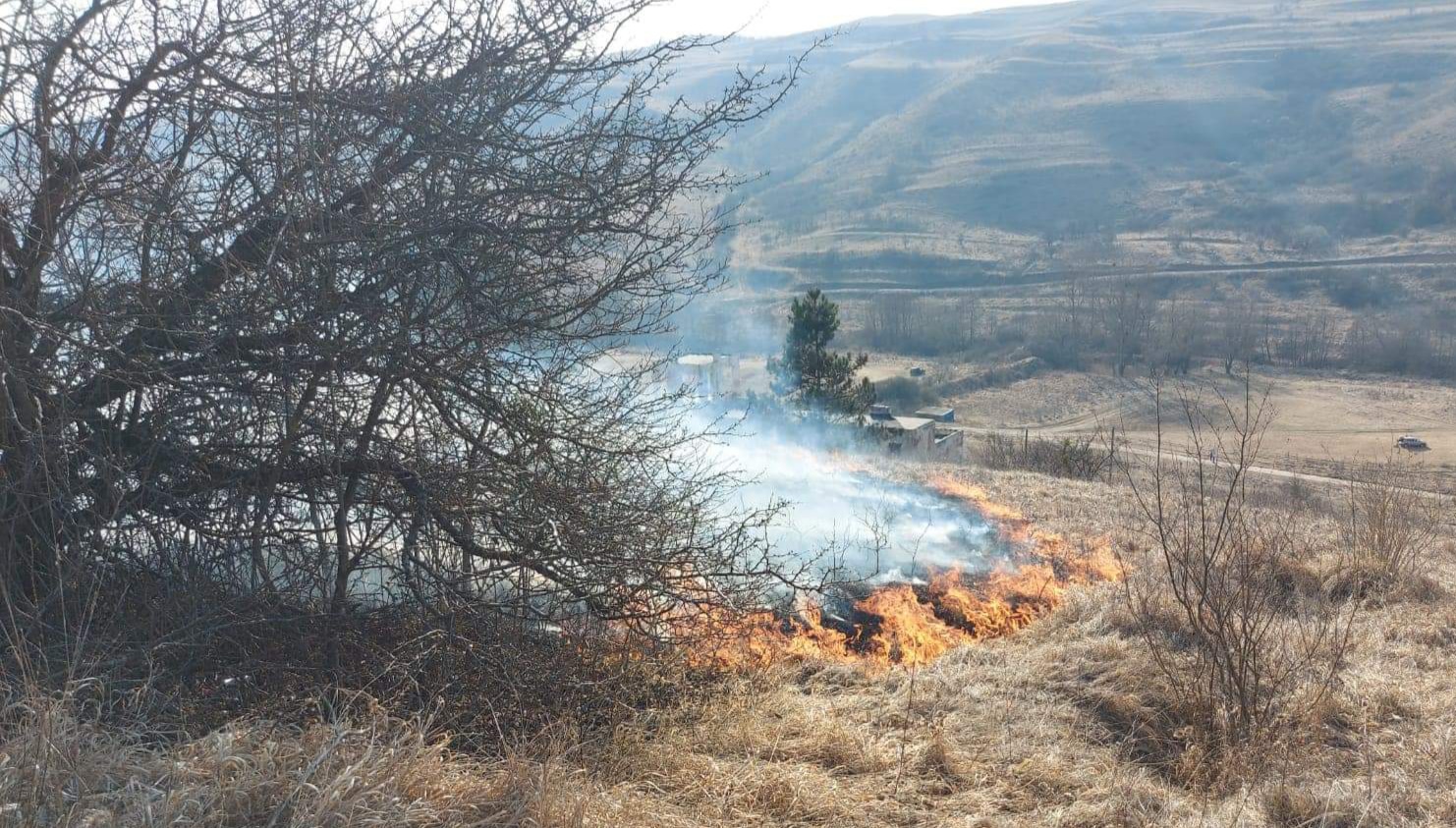 Pedepse înăsprite pentru cei care dau foc la propriile terenuri. Foto: Facebook/ Emil Boc.