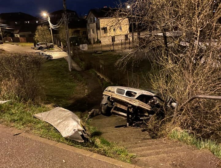 Un șofer ghinionist a ajuns cu mașina blocată pe scările de lângă Podul IRA. FOTO/ Sursă foto: Info Trafic jud. Cluj- Facebook