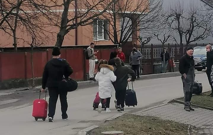 Refugiați din Ucraina fugind din calea războiului. Foto: Arhivă