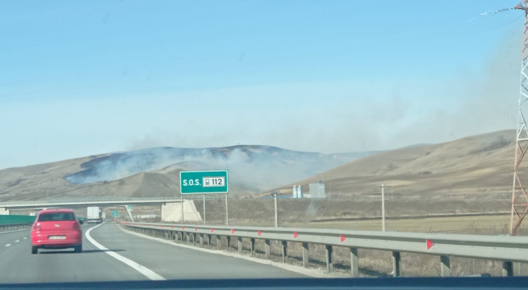 Incendiu de vegetație surprins la intrarea în județul Cluj