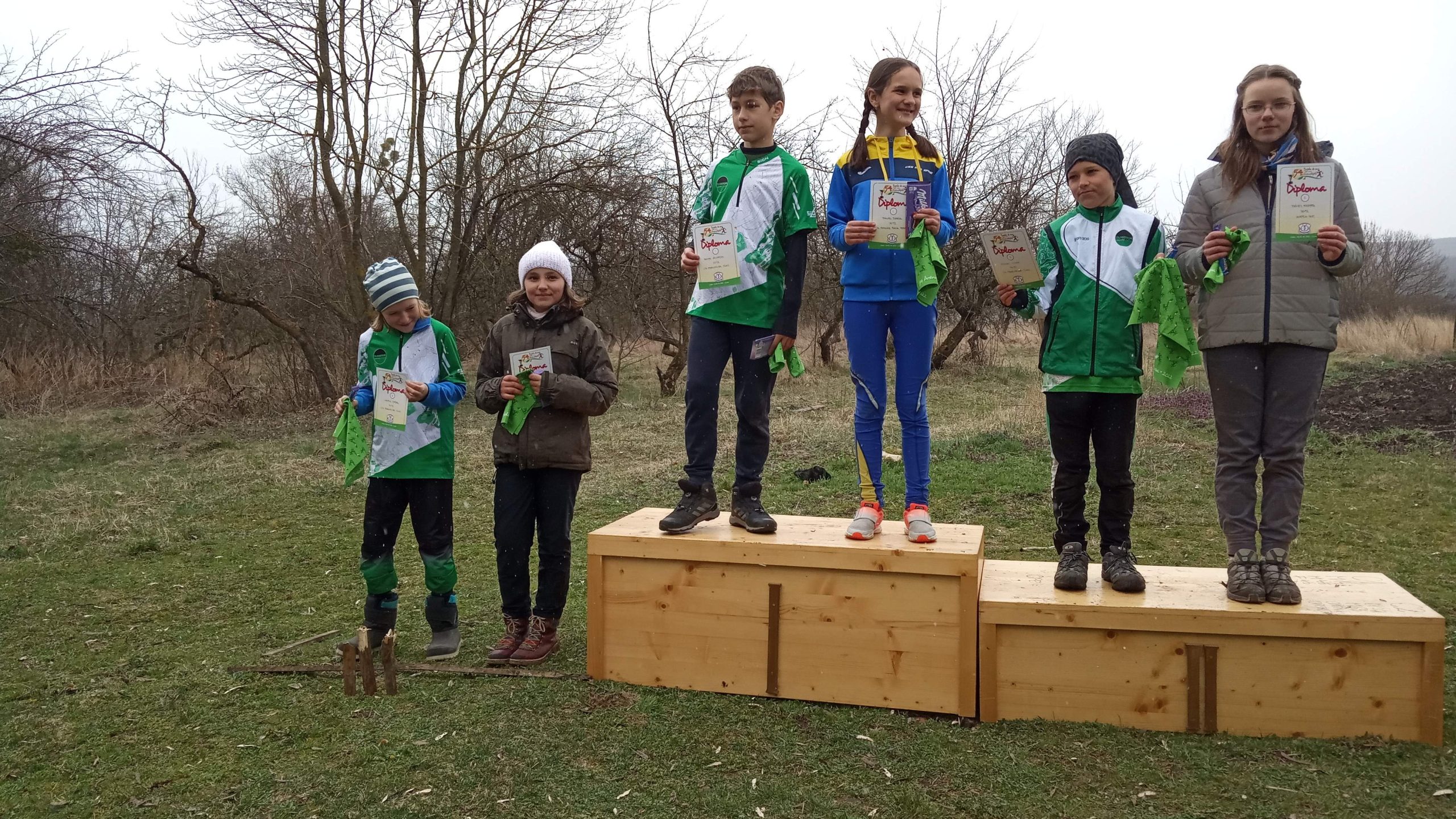 FOTO: Podiumul câștigătorilor la cat. M12 și F12  la Cupa Busola de Aur / sursa: monitorulcj.ro