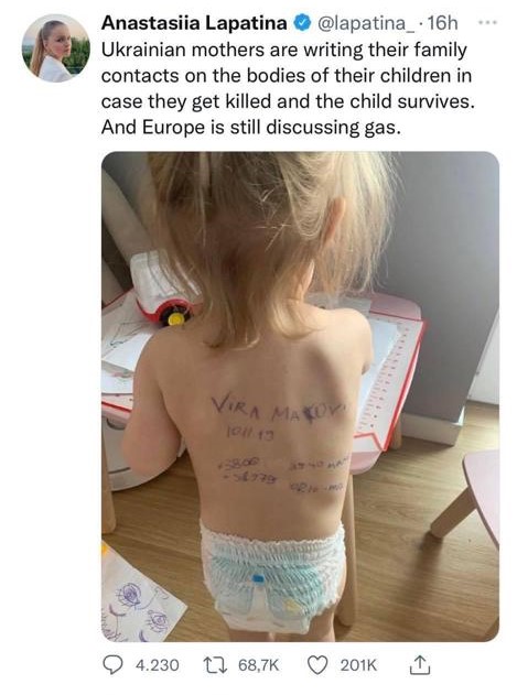 POZA ZILEI. La limita disperării. O mamă din Ucraina și-a „tatuat” copilul cu datele de contact ale familiei