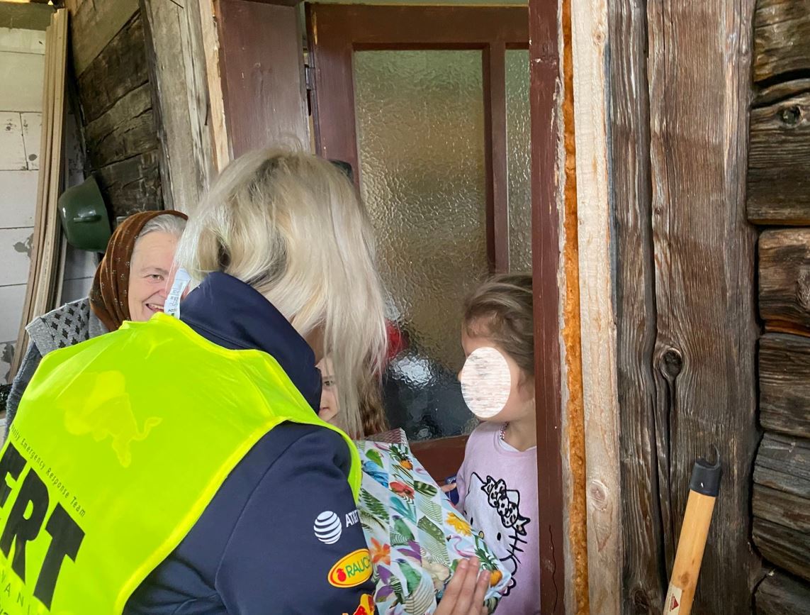 Voluntarii CERT Transilvania au dus pachete familiilor izolate din Apuseni: „Sunt 150 de copilași care ne umplu sufletele de bucurie”