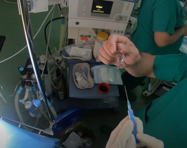 Paralizie după anestezie? În acțiune în sala de operație. Medic clujean: „Risc mai mare să mori singur în propria casă”/ foto: captură ecran - canal YouTube Dr. Paul Oargă