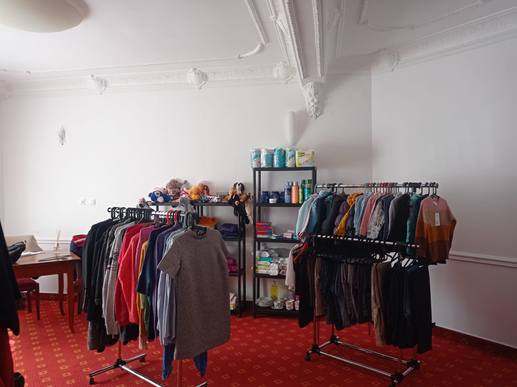EXCLUSIV. Magazin cu produse gratuite pentru refugiații ucraineni