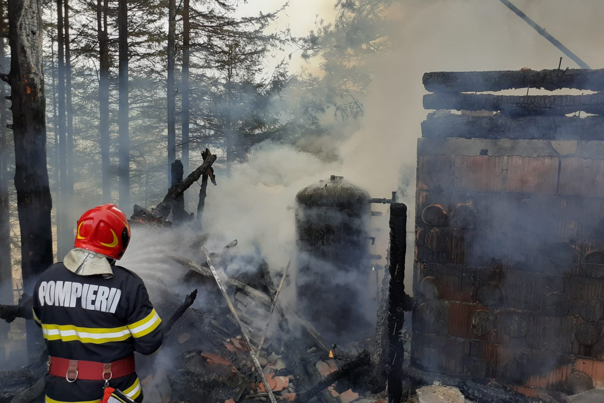 Pompierii clujeni au intervenit la incendiul de la biserica din Rogojel