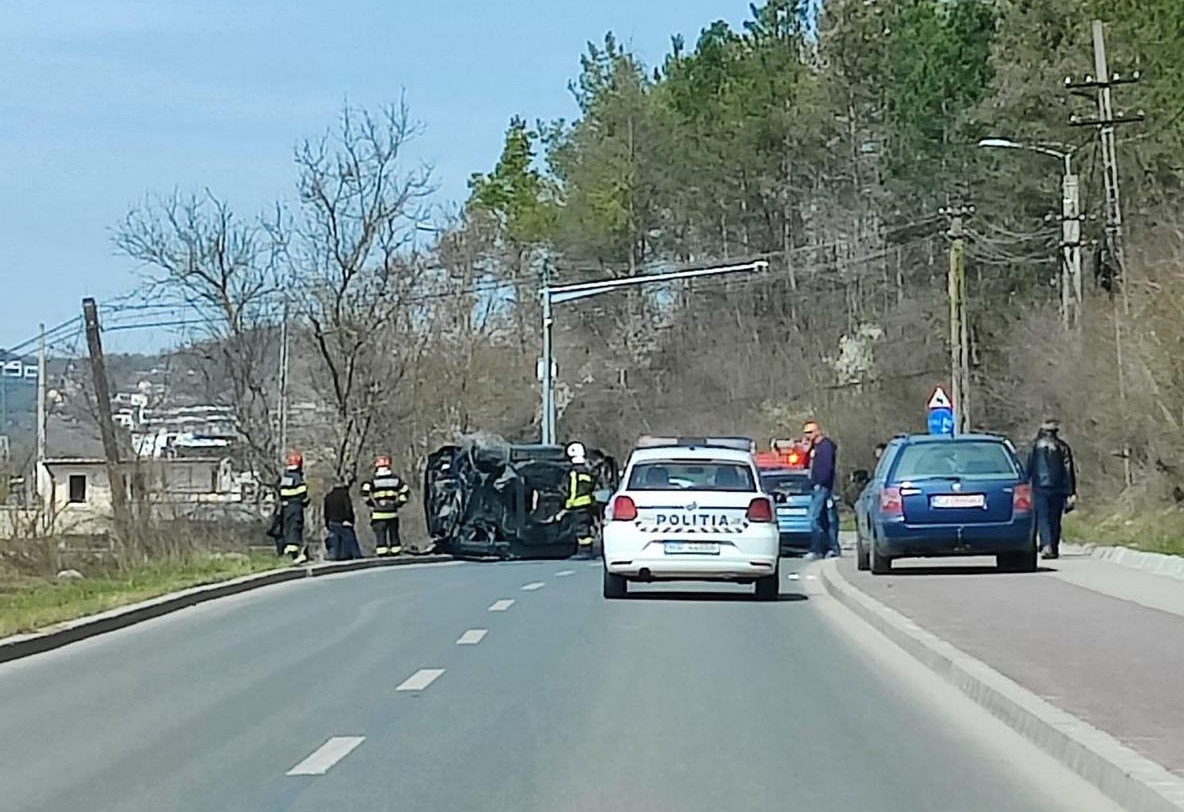 Trei mașini implicate într-un accident pe drumul Sfântul Ioan