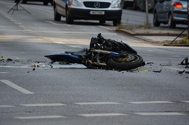 Trei mașini și o motocicletă