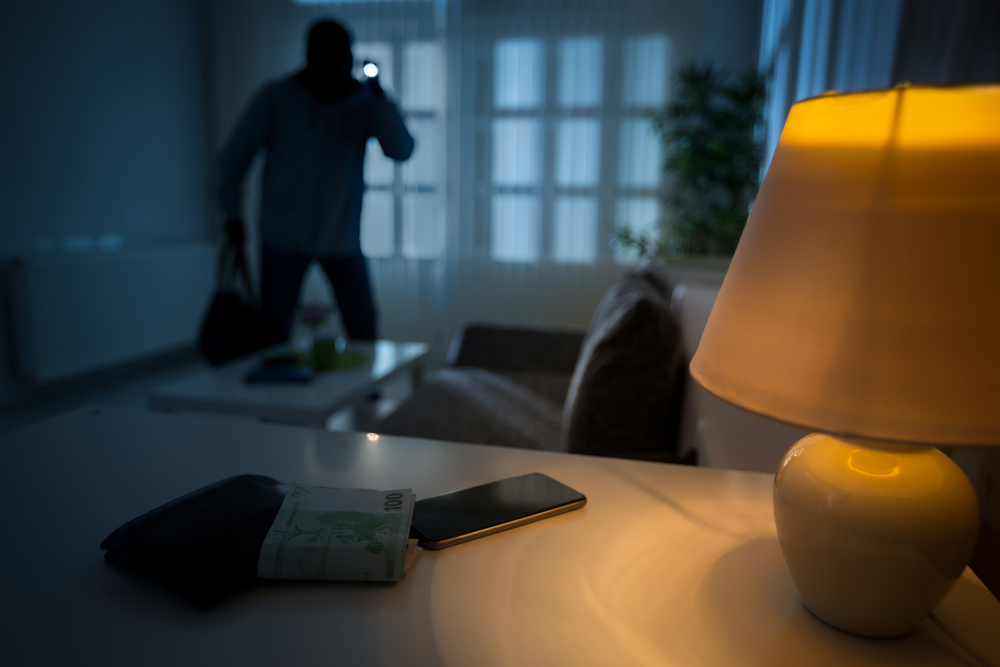 Un tânăr a intrat prin efracție în casa unei femei din Huedin! A furat telefoane mobile și câteva mii de lei/ foto: depositphotos.com