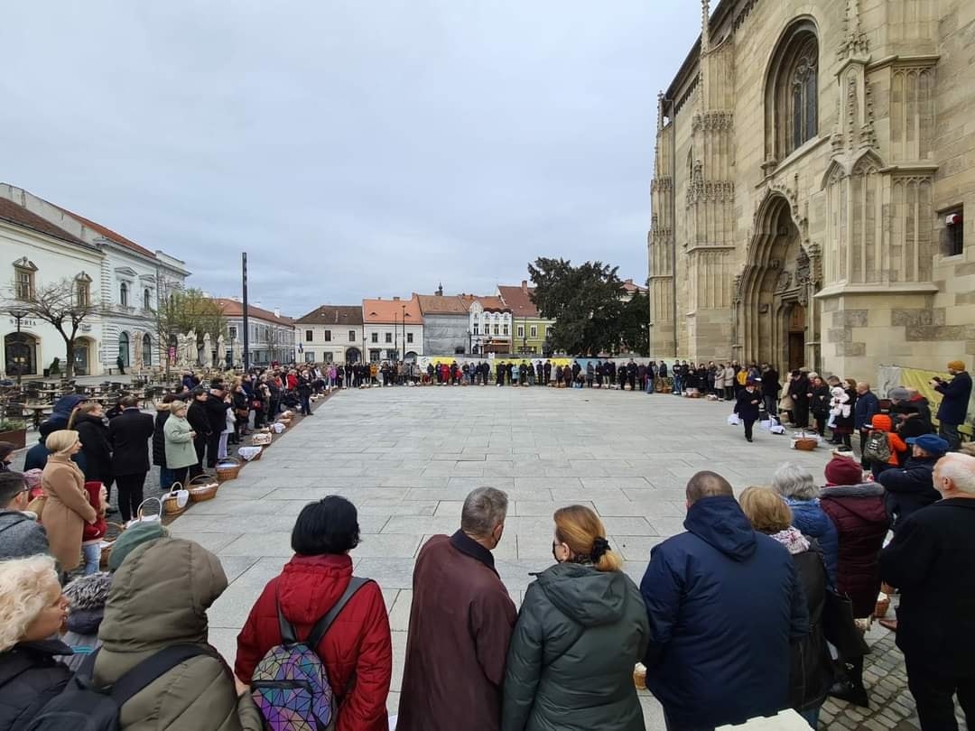 Zeci de credincioși s-au adunat duminică la Biserica Sf. Mihail
