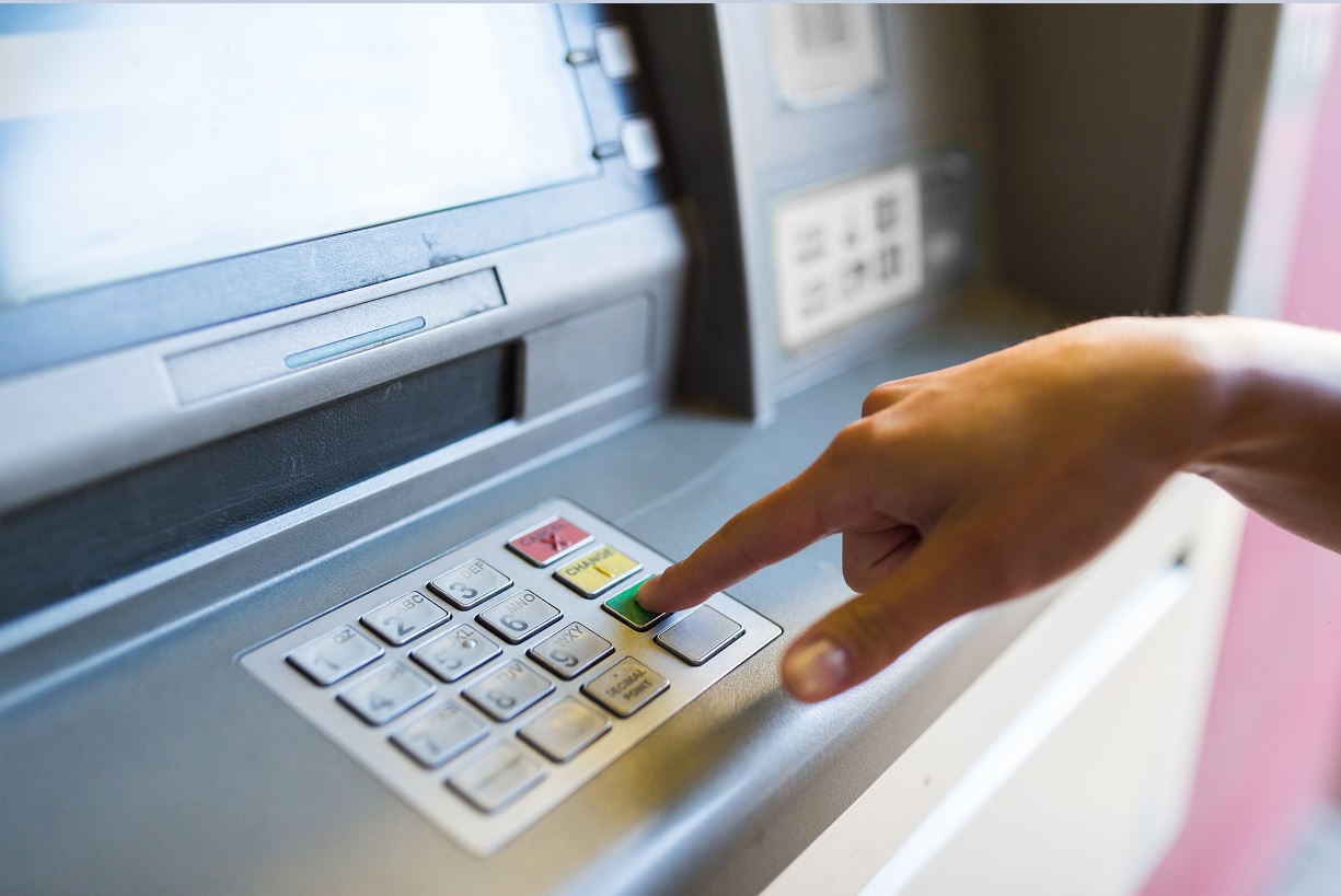Clienții Idea::Bank pot folosi bancomatele și alte servicii ale Băncii Transilvania. Sursa foto: Depositphotos.com