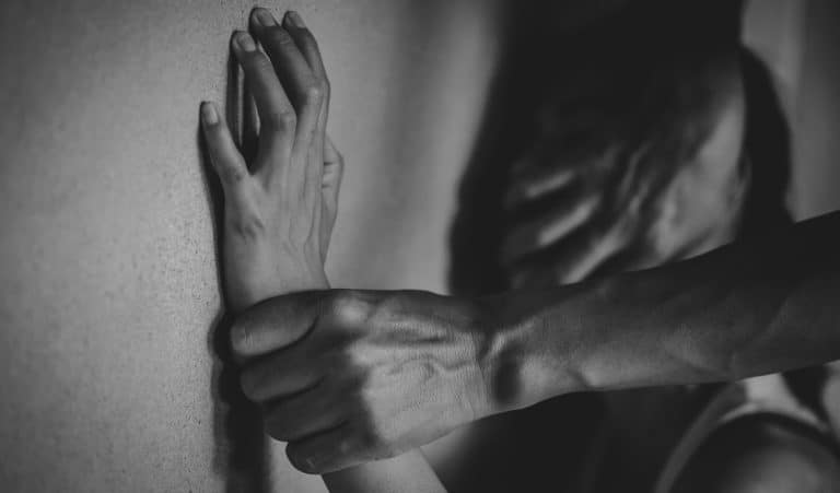 Fata de 15 ani a fost drogată și ulterior violată de bărbat