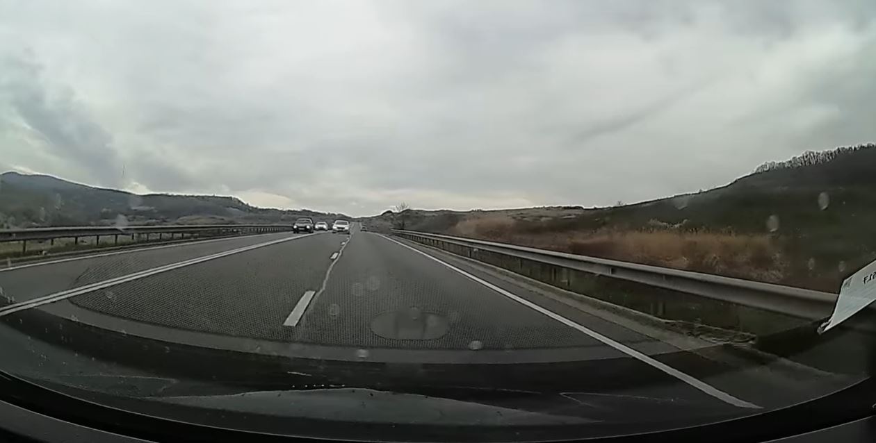 Un șofer a intrat în depășire pe linie dublă continuă