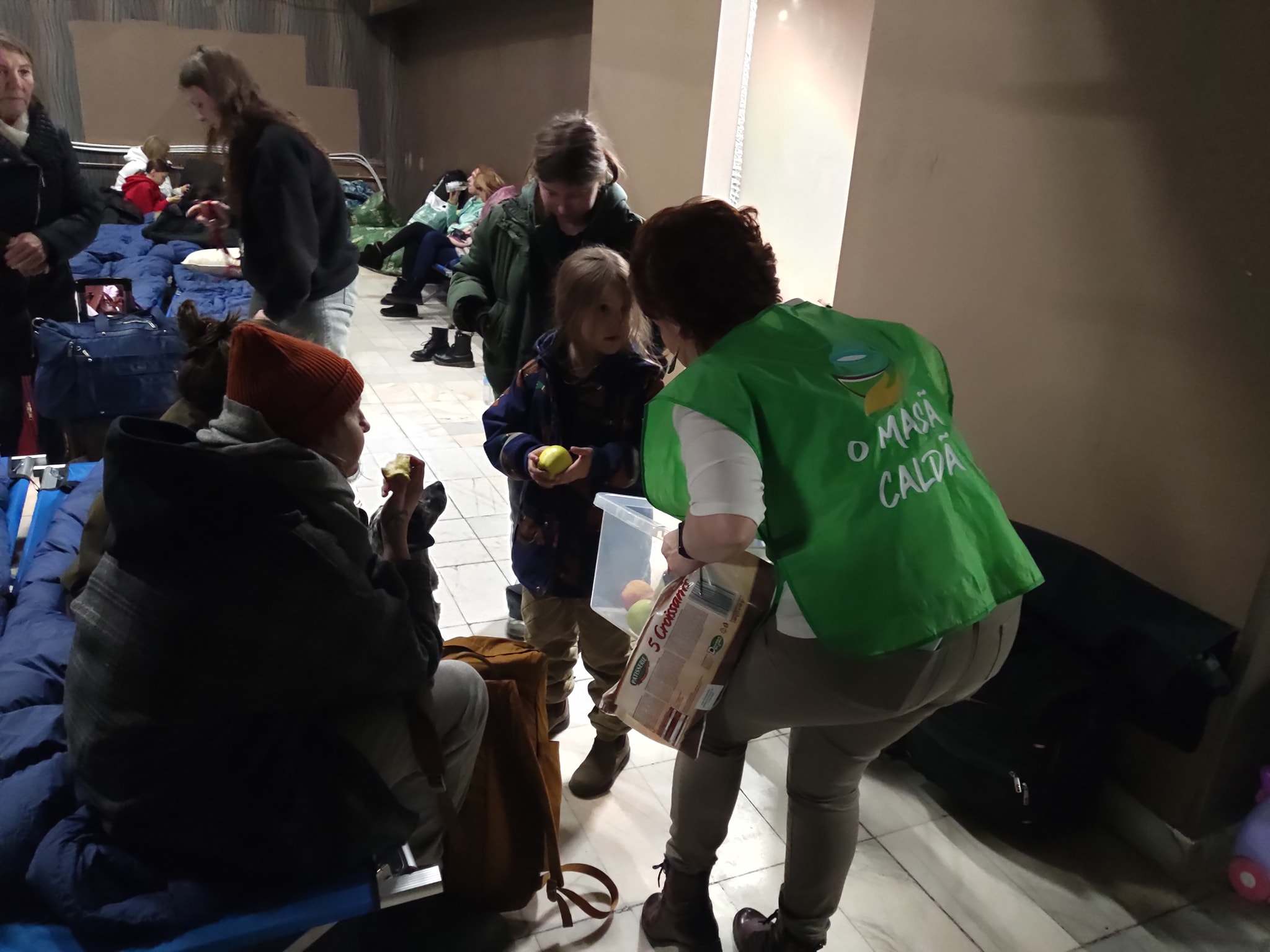 Clujenii sunt îndemnați să treacă pe la Gară și să ducă ouă roșii refugiaților ucraineni care sunt în tranzit la miezul nopții/ Foto: O masă caldă - Facebook