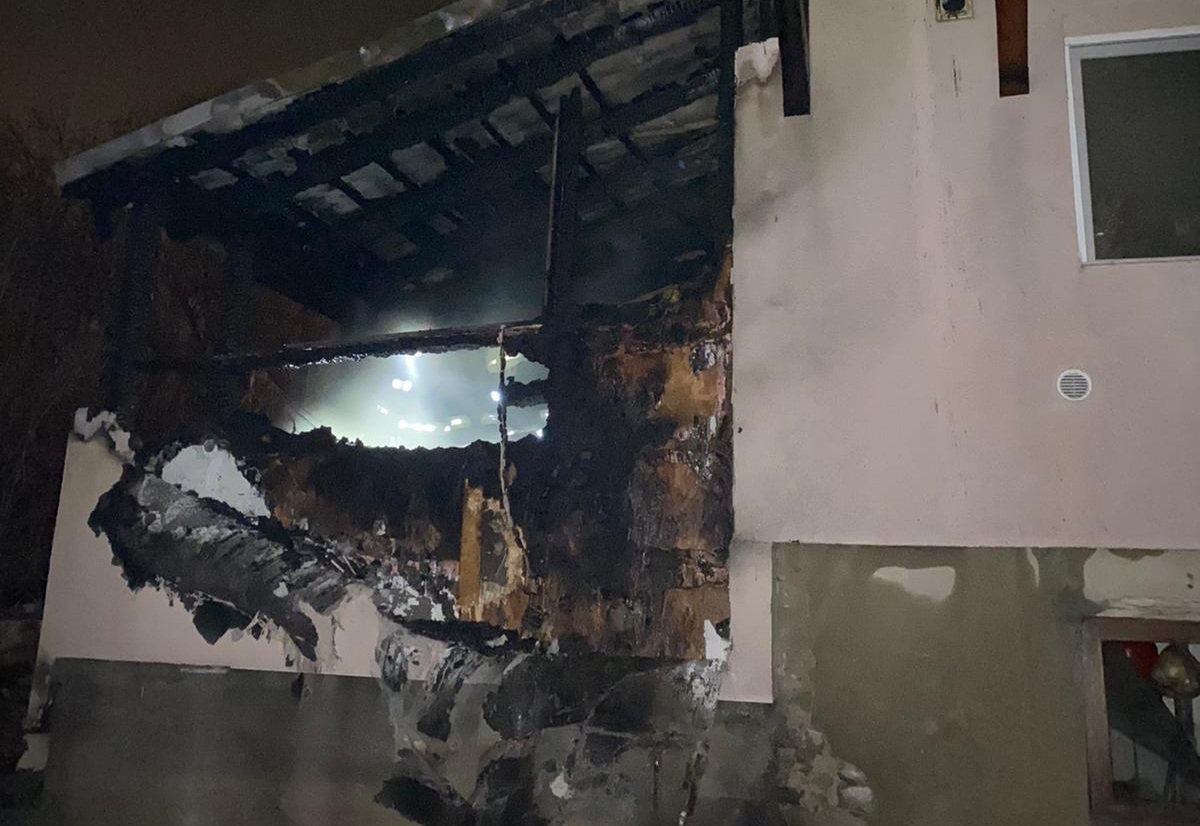 Incendiu la o casă din localitatea Sărădiș