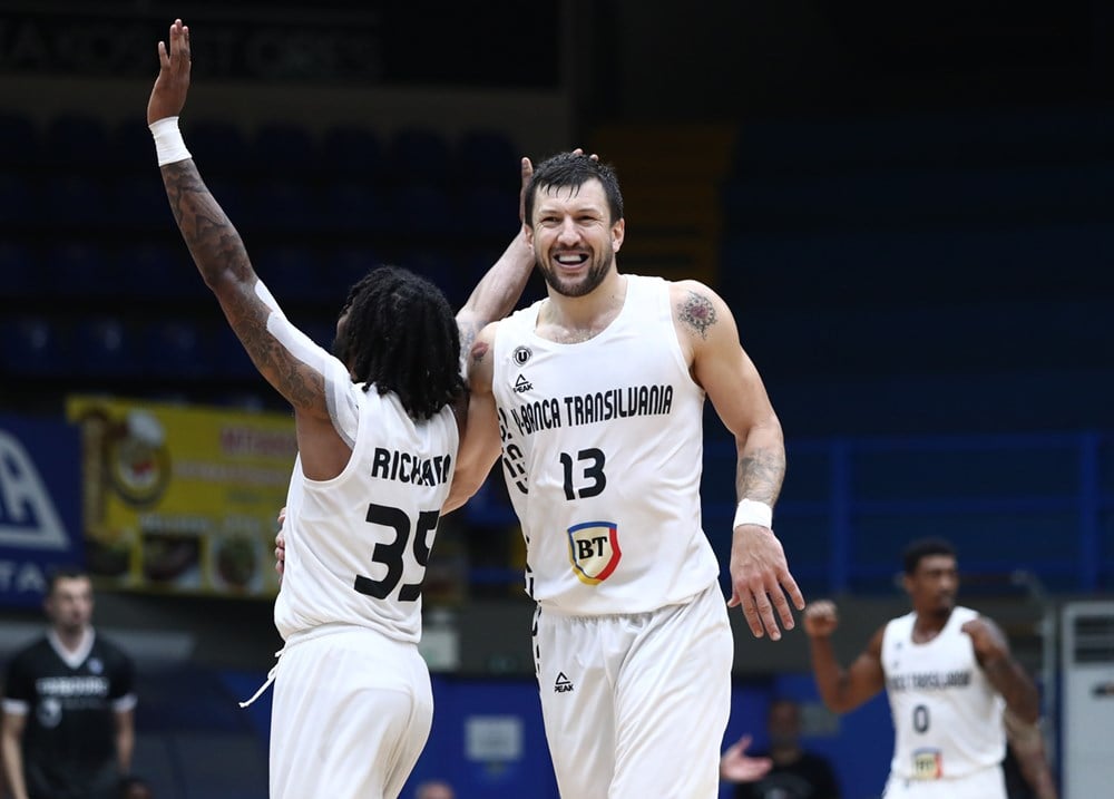 Andrija Stipanovic și Patrick Richard în tricoul lui U-BT Cluj-Napoca