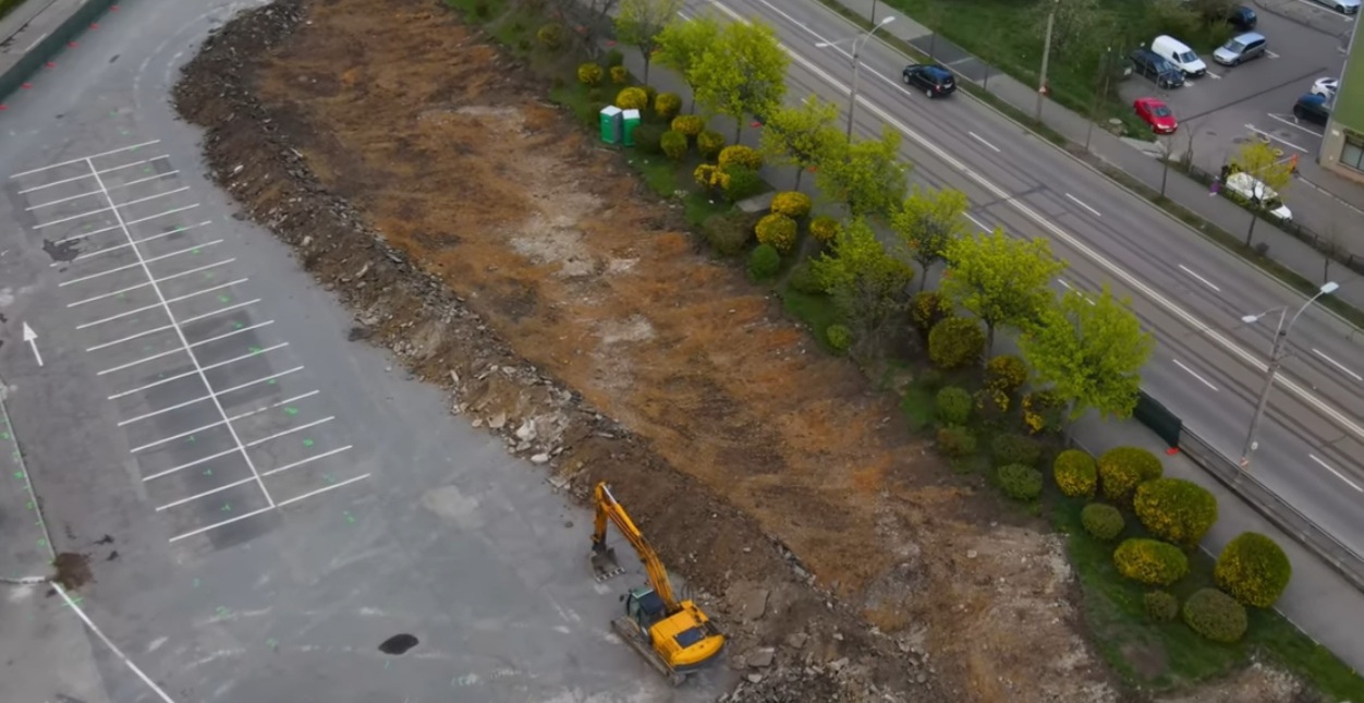Au început lucrările pe platoul Sălii Sporturilor. Foto: Captură ecran video.