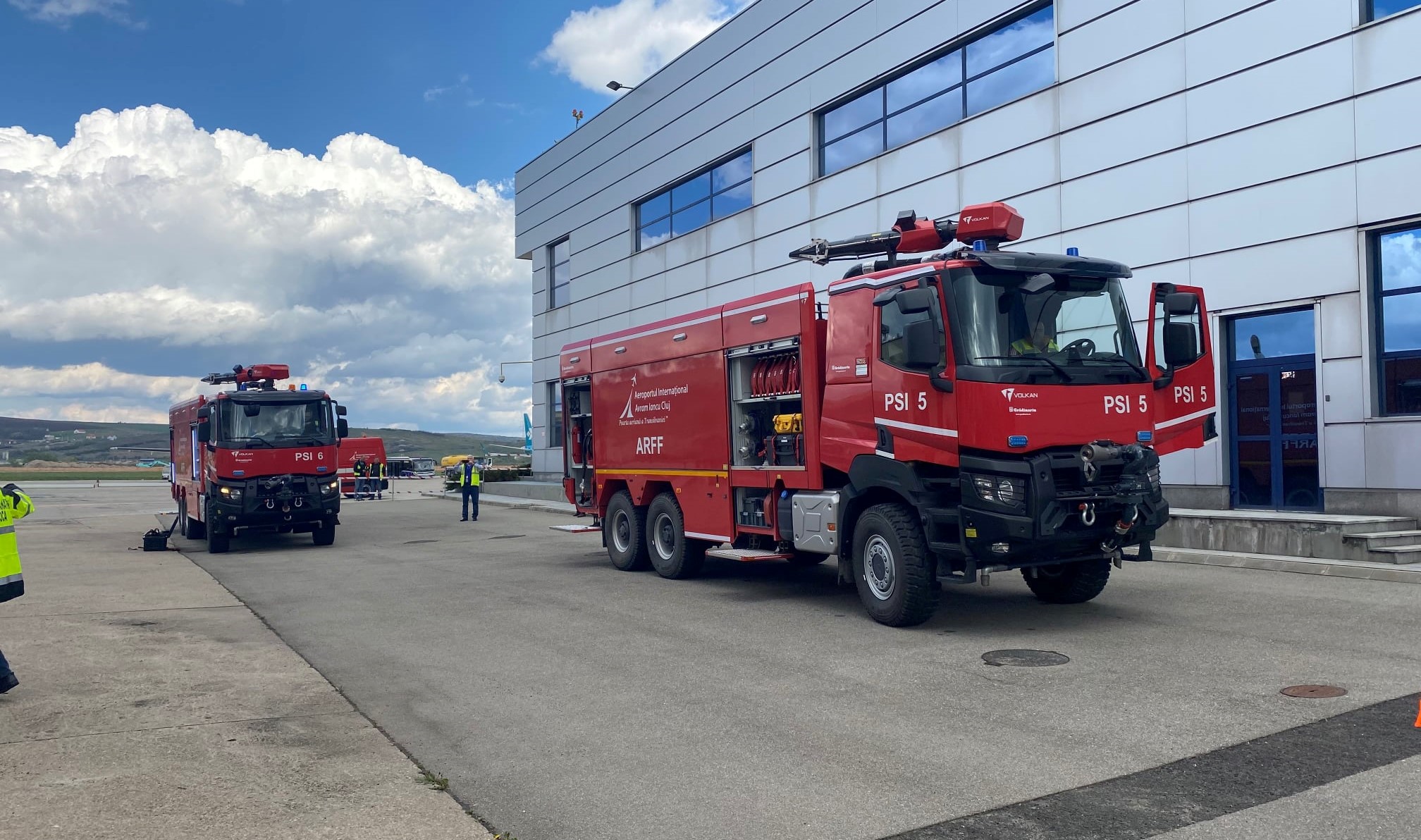 Cele două autospeciale PSI au costat aproximativ 4.000.000 de lei/ Foto: Aeroportul Internațional Avram Iancu Cluj - Facebook