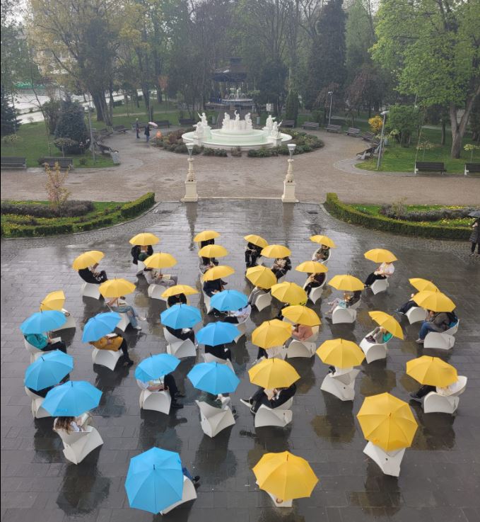 Clujenii au ieșit să citească în Parcul Central sub umbrele
