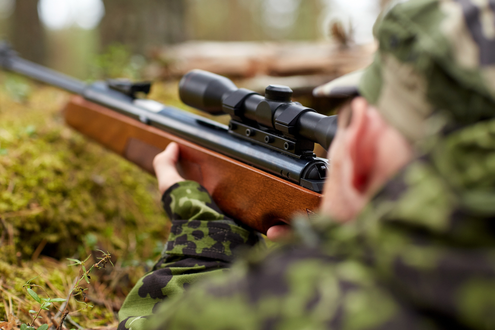 Inculpatul a fost prins de victimă în timp ce tăia ilegal copaci/ Foto: depositphotos.com