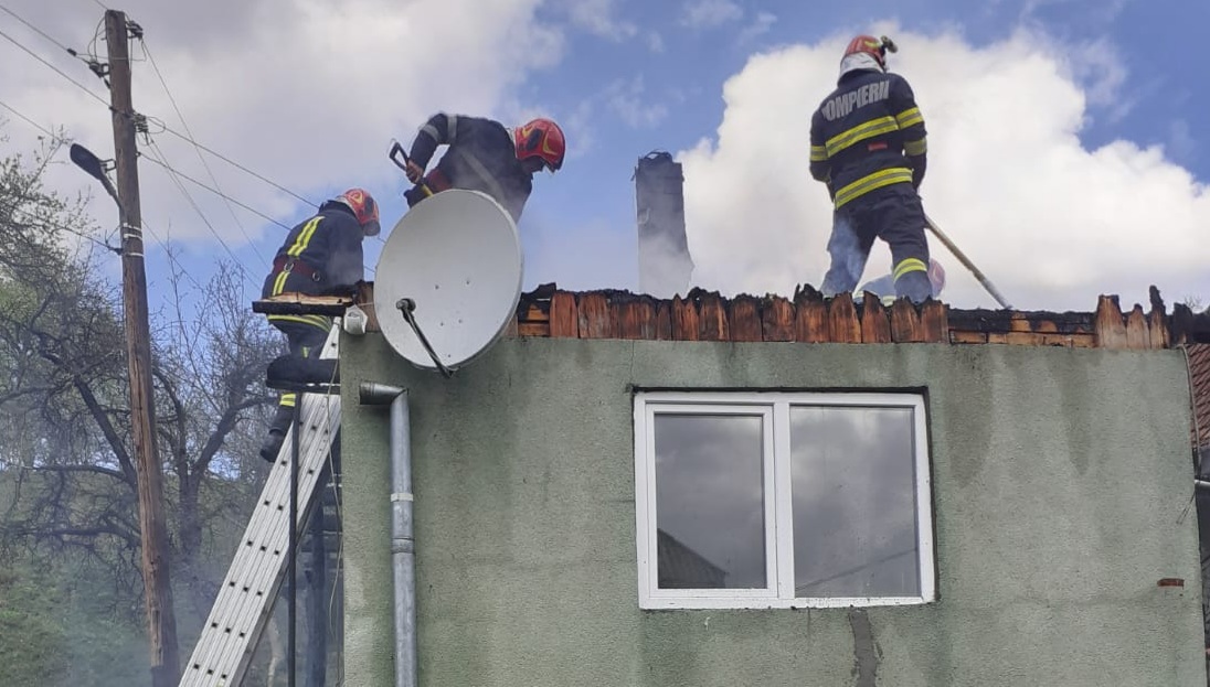 Incendiu la o casă din localitatea Vânători